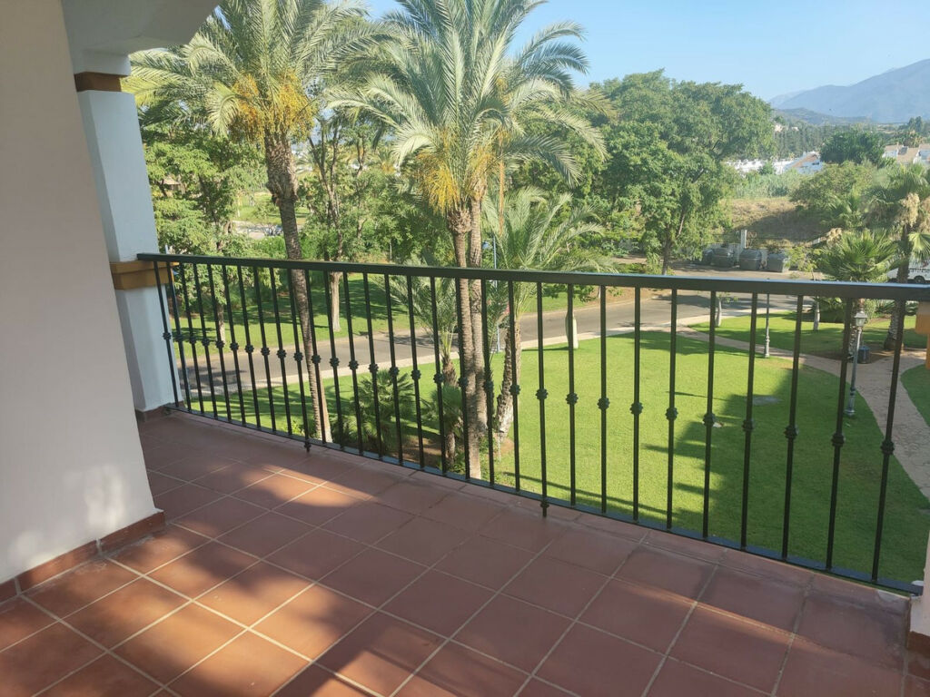 Middle Floor Apartment Marbella Málaga - image 2
