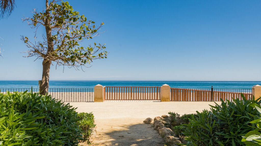 Detached Villa The Golden Mile Málaga - image 2