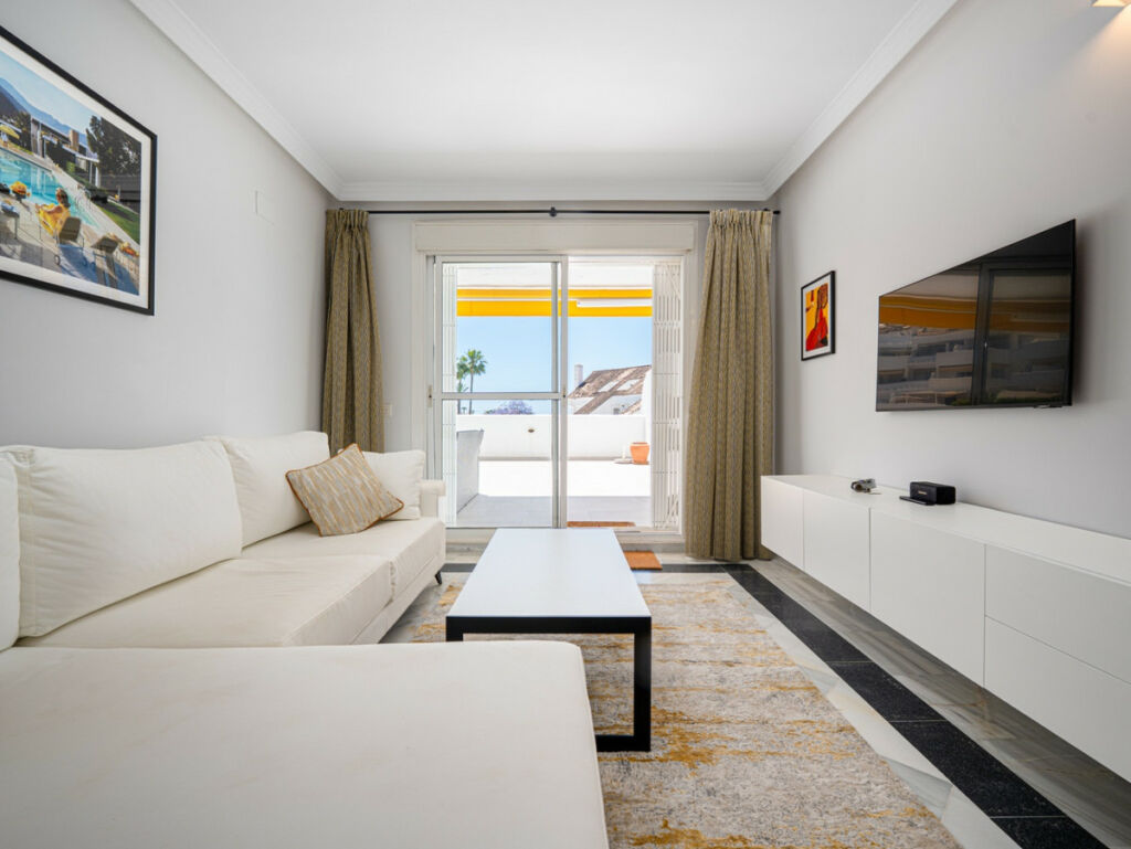 Middle Floor Apartment Nueva Andalucía Málaga - image 2