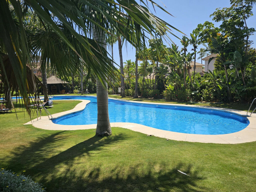 Middle Floor Apartment Puerto Banús Málaga - image 2
