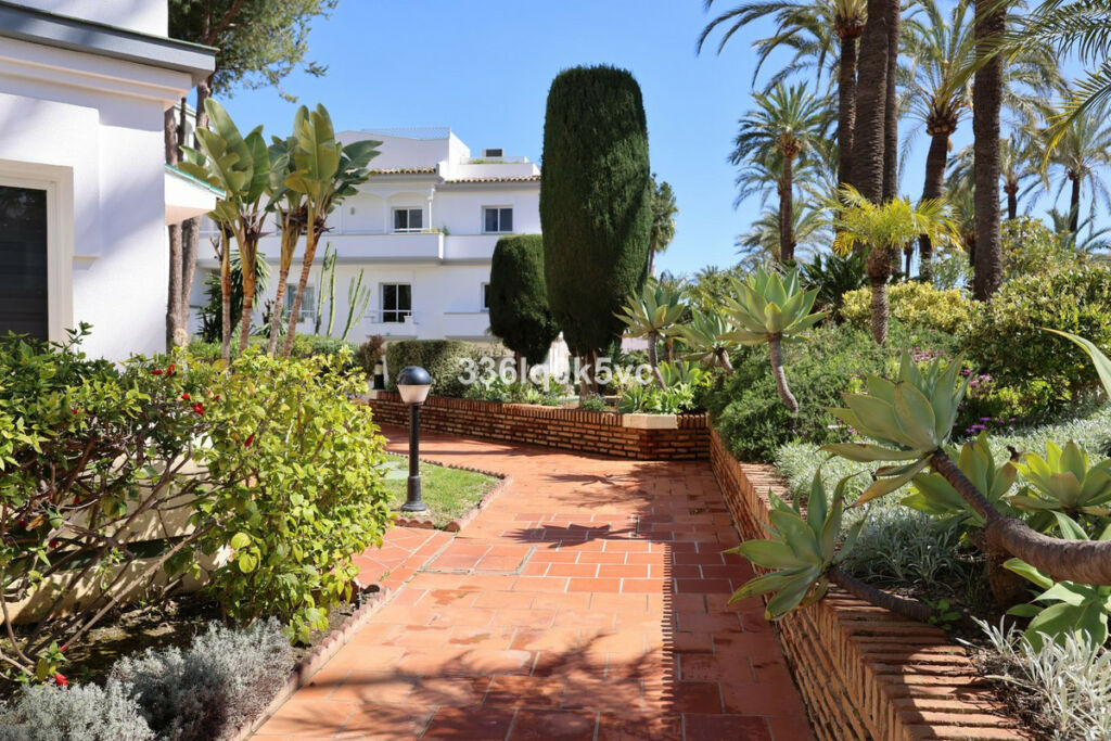 Townhouse Estepona Málaga - image 2