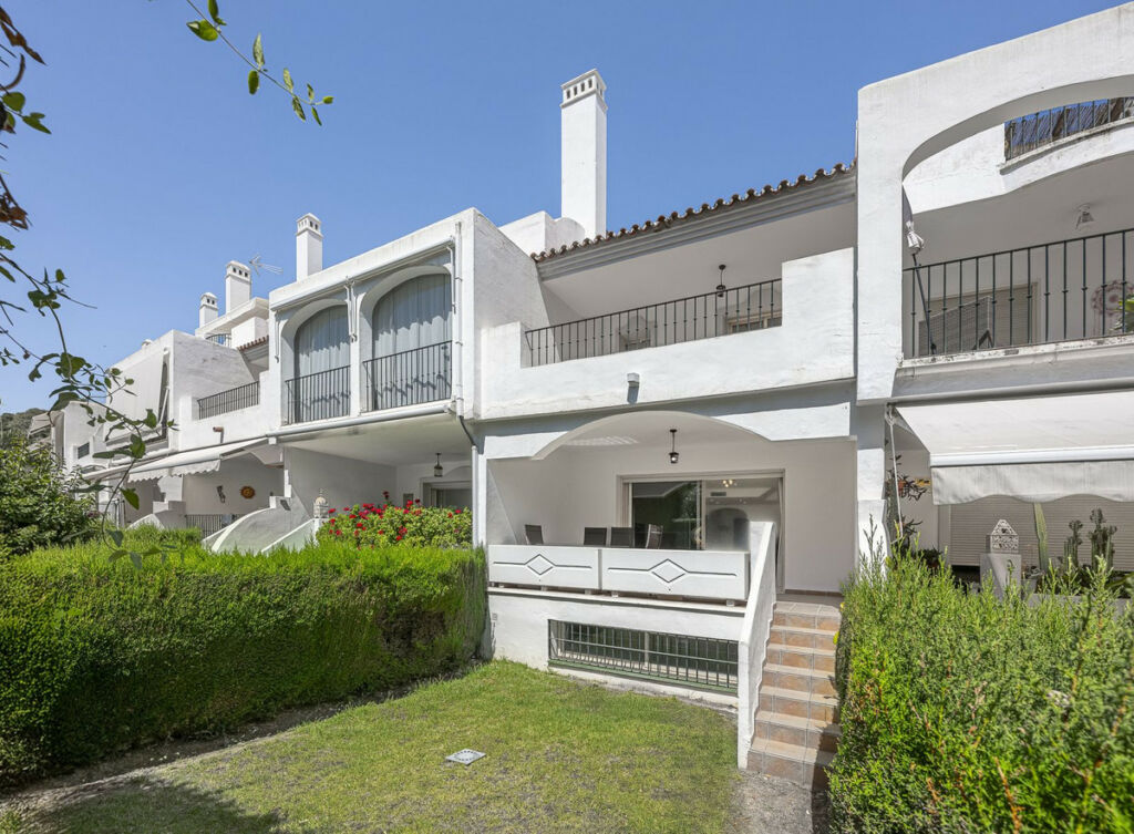 Townhouse Nueva Andalucía Málaga - image 3