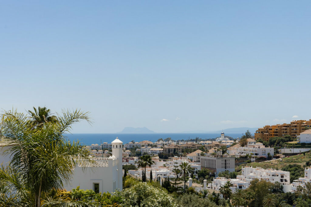 Middle Floor Apartment Estepona Málaga - image 2