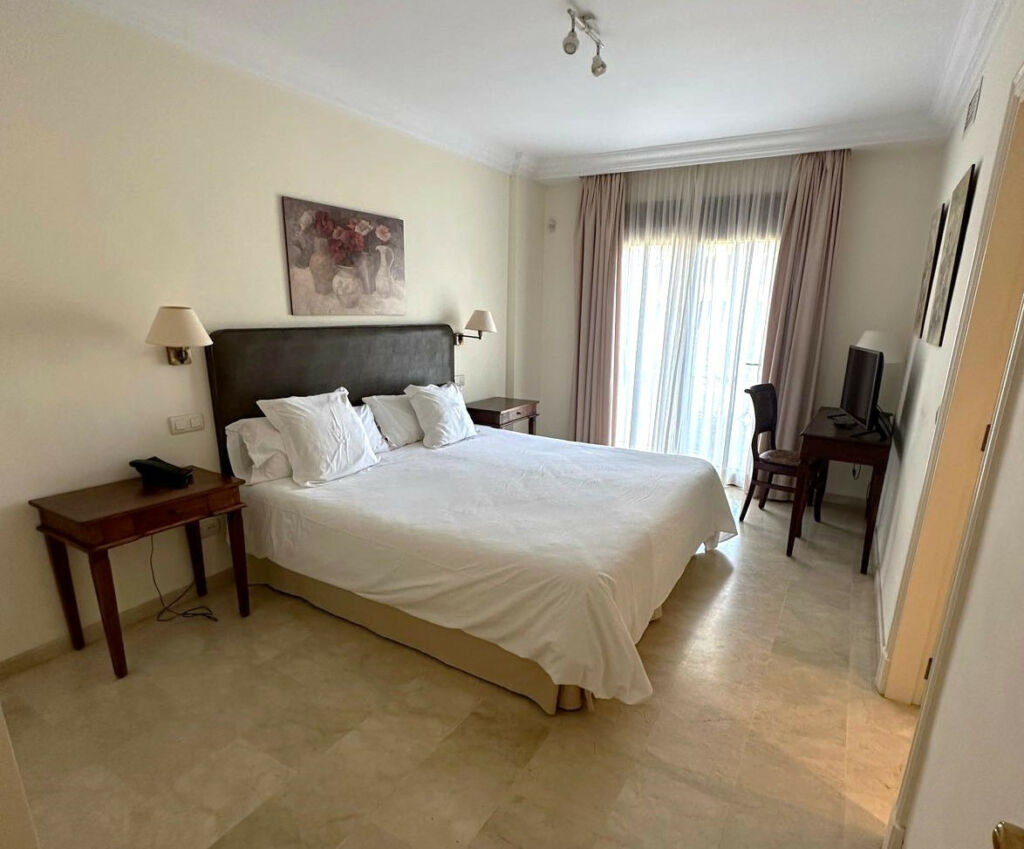 Middle Floor Apartment Puerto Banús Málaga - image 2