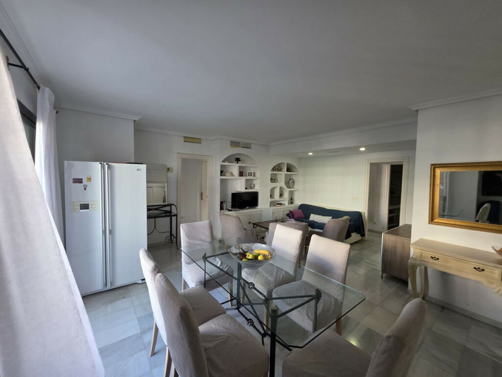 Middle Floor Apartment Puerto Banús Málaga - image 2