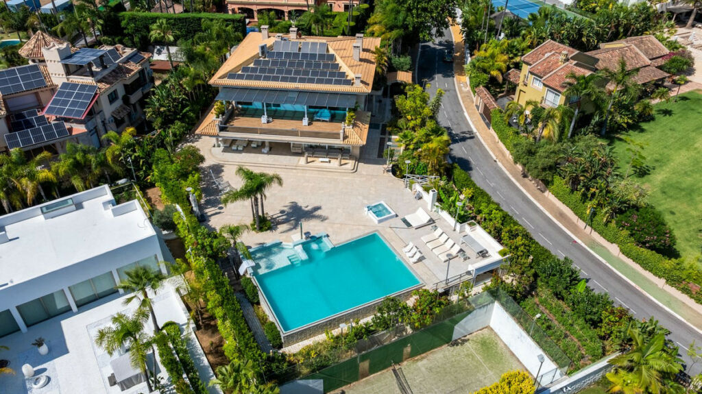Detached Villa Bahía de Marbella Málaga - image 2