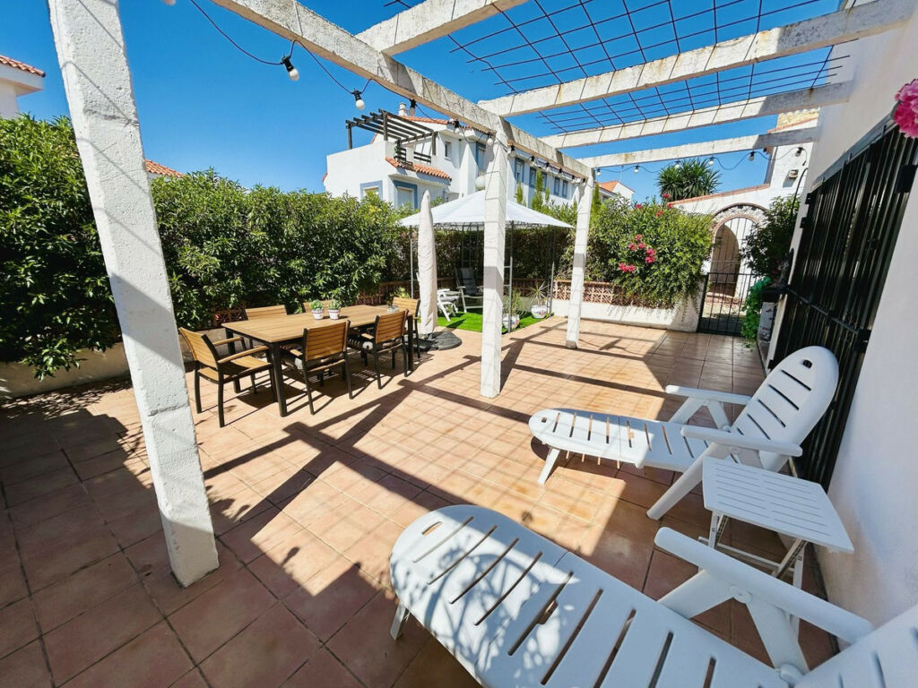 Townhouse La Duquesa Málaga - image 2