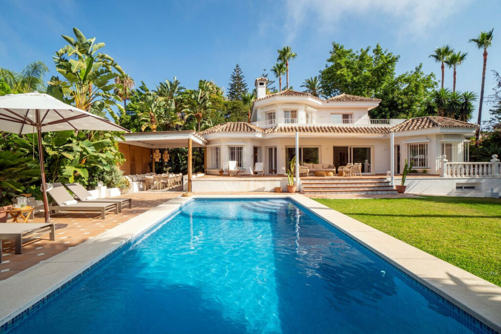 Detached Villa El Paraiso Málaga - image 2