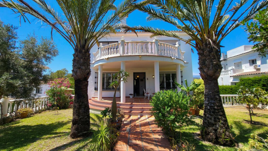 Detached Villa Elviria Málaga - image 2