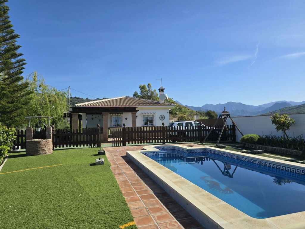 Detached Villa Cómpeta Málaga - image 2