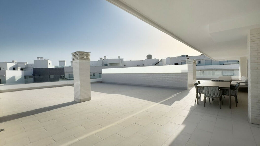 Top Floor Apartment Nueva Andalucía Málaga - image 2