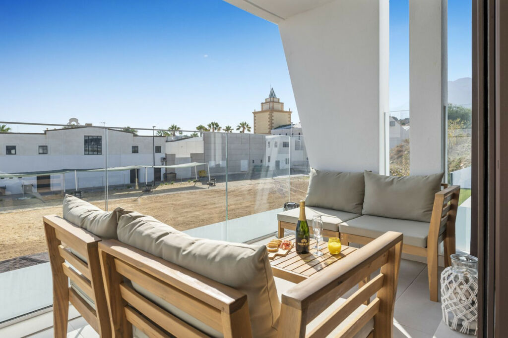 Middle Floor Apartment Estepona Málaga - image 2