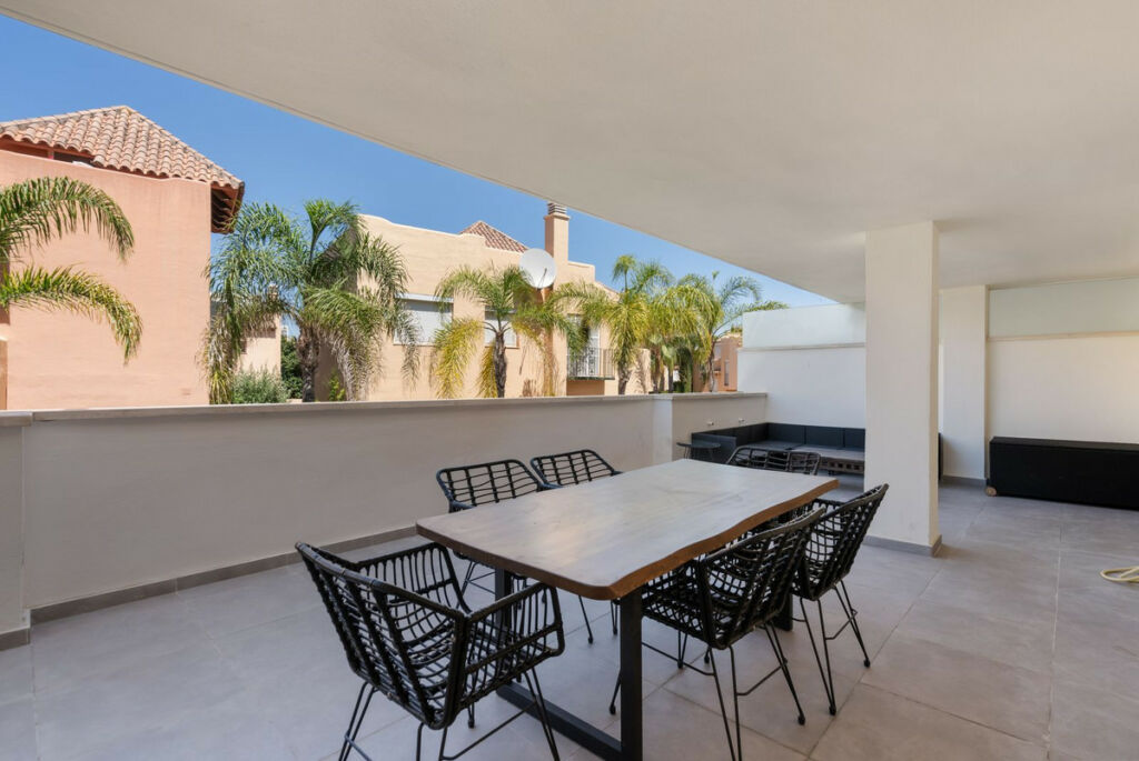 Middle Floor Apartment Nueva Andalucía Málaga - image 2