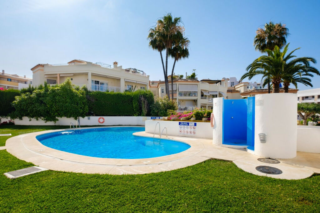 Middle Floor Apartment Nerja Málaga - image 2