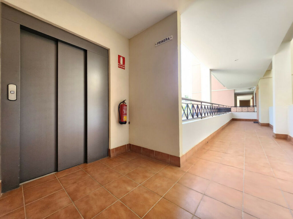 Middle Floor Apartment Nueva Andalucía Málaga - image 2