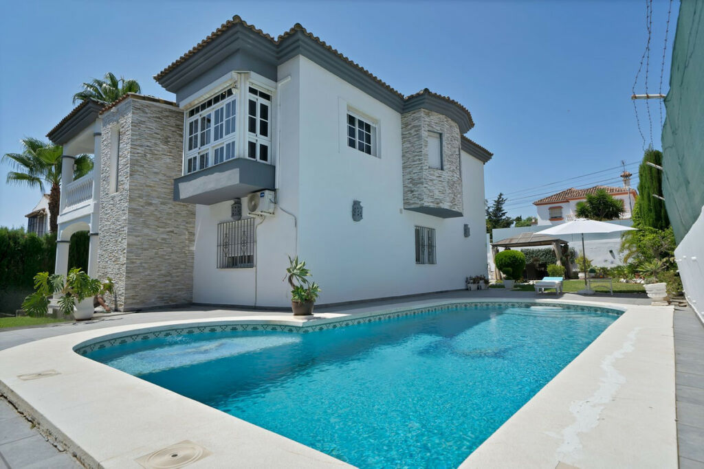 Detached Villa Estepona Málaga - image 2