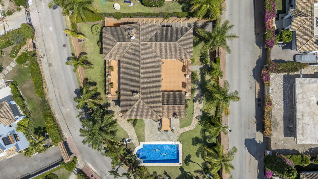 Detached Villa Guadalmina Alta Málaga - image 2