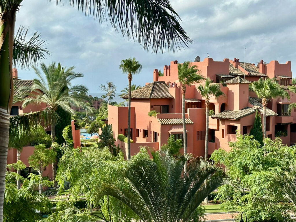 Middle Floor Apartment Estepona Málaga - image 2