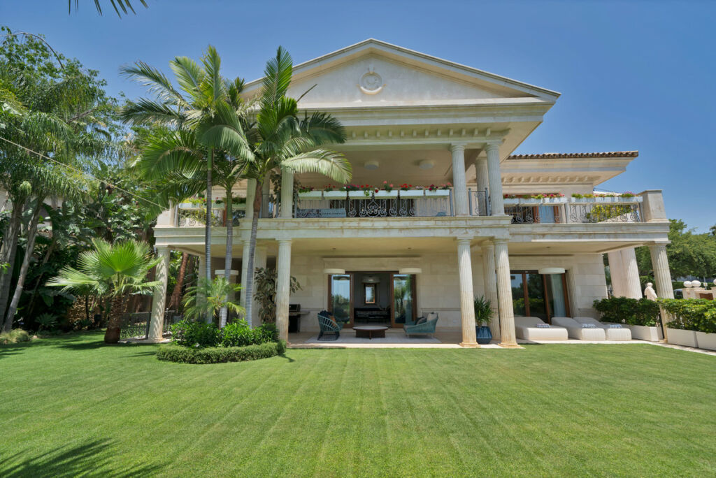 Detached Villa Sierra Blanca Málaga - image 2