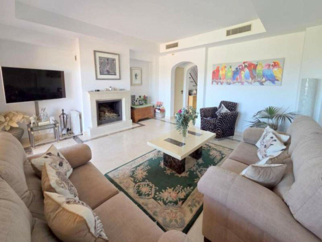 Townhouse Estepona Málaga - image 2