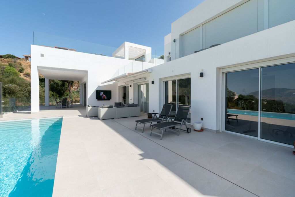 Detached Villa La Mairena Málaga - image 2