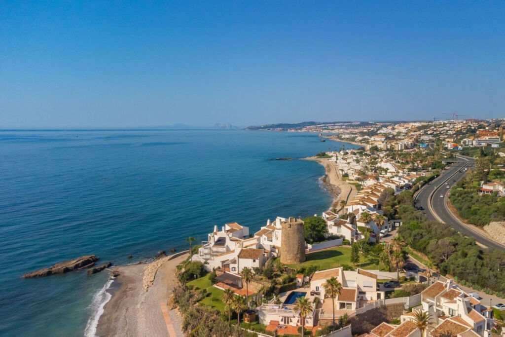 Detached Villa Estepona Málaga - image 2