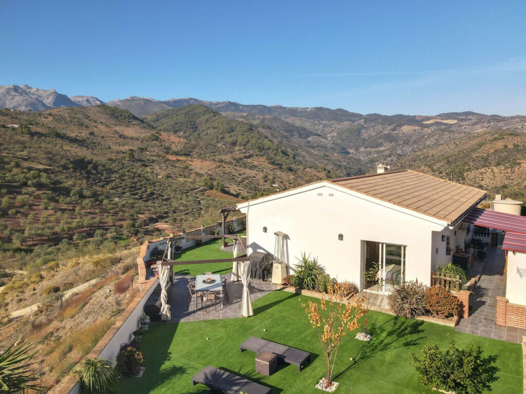 Detached Villa Tolox Málaga - image 2