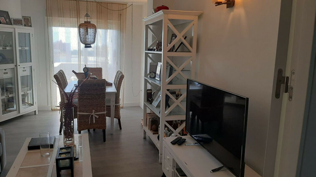 Middle Floor Apartment Estepona Málaga - image 2