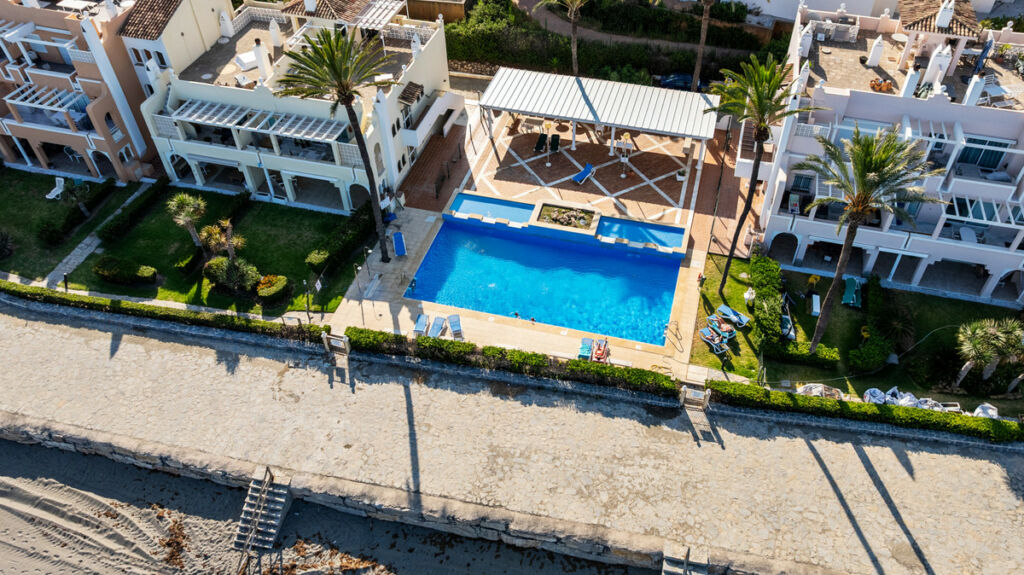 Middle Floor Apartment Estepona Málaga - image 2