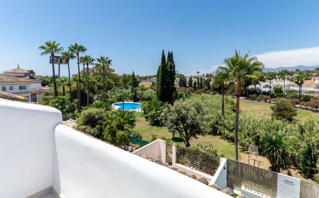 Townhouse Estepona Málaga - image 2