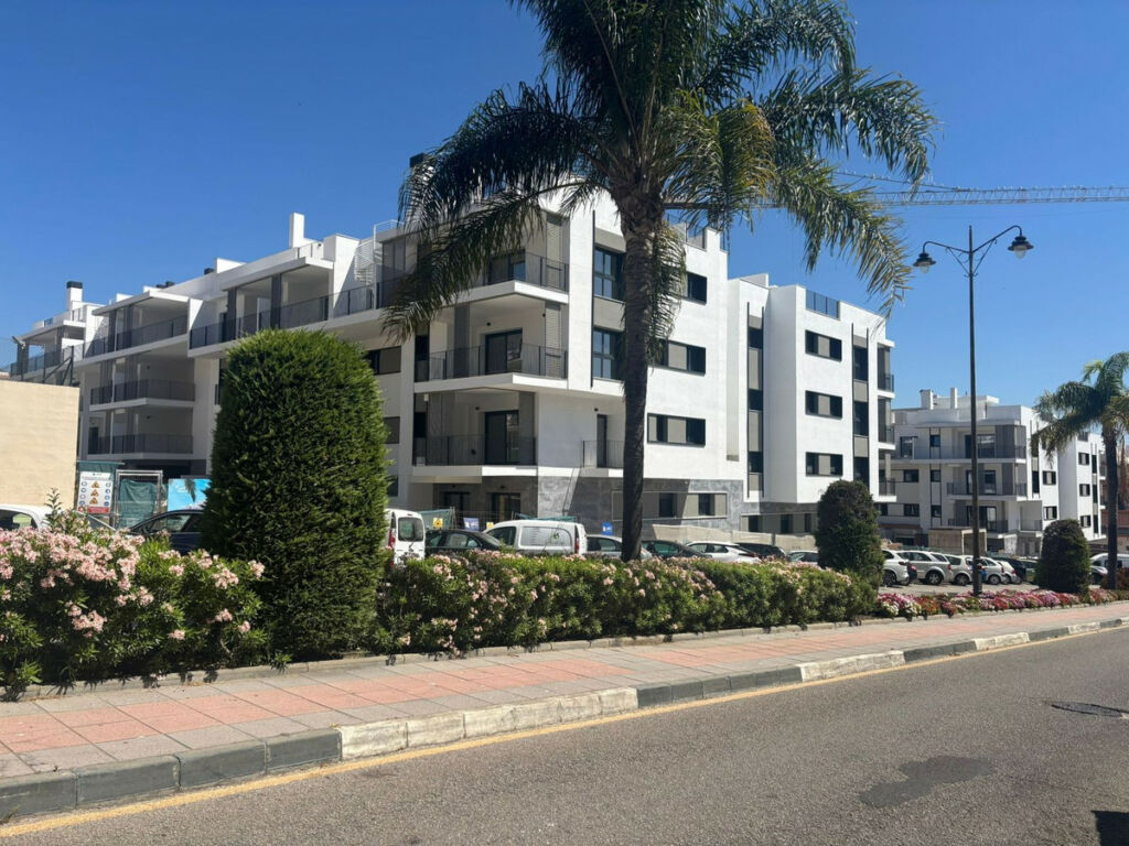 Middle Floor Apartment Estepona Málaga - image 2