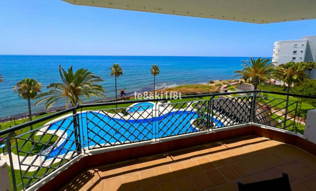 Middle Floor Apartment Calahonda Málaga - image 2