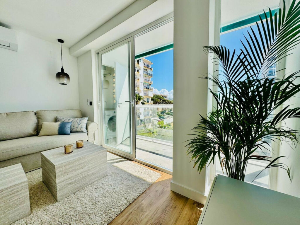 Middle Floor Apartment Calahonda Málaga - image 4
