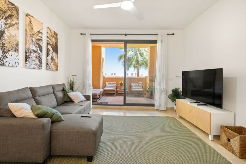 Middle Floor Apartment La Duquesa Málaga - image 2