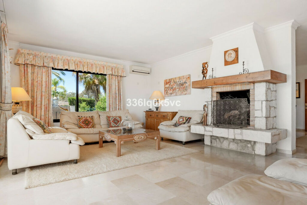 Detached Villa Las Chapas Málaga - image 2