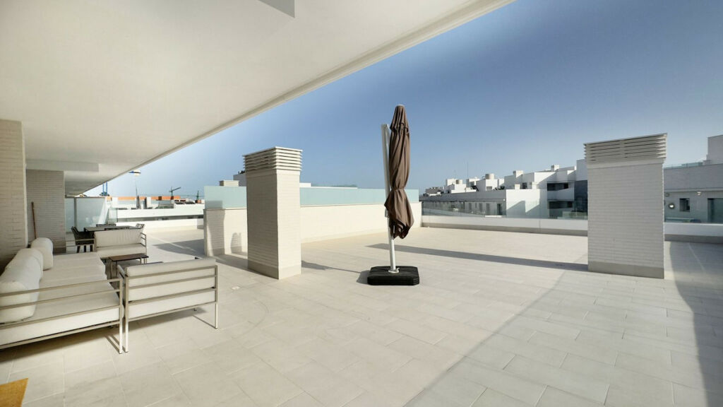 Top Floor Apartment Nueva Andalucía Málaga - image 2