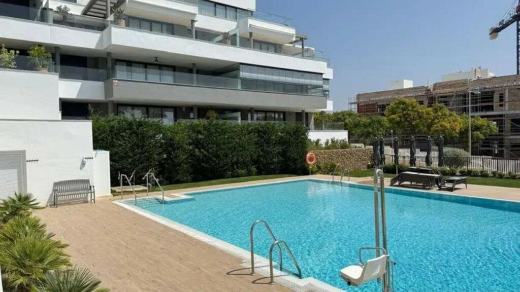Middle Floor Apartment Estepona Málaga - image 4