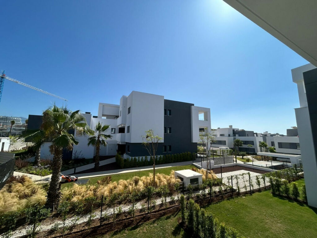 Middle Floor Apartment Estepona Málaga - image 2