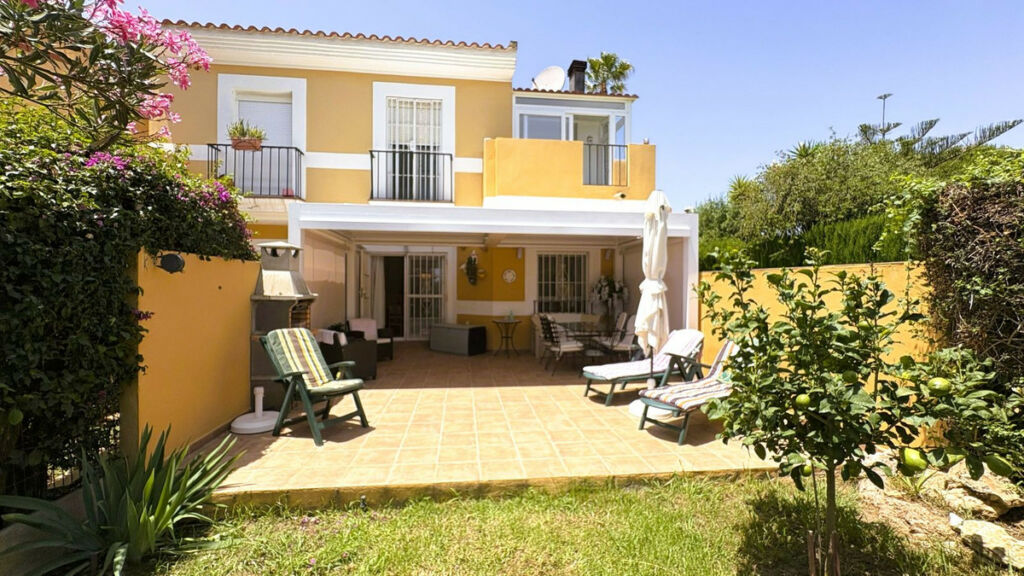 Townhouse La Duquesa Málaga - image 2