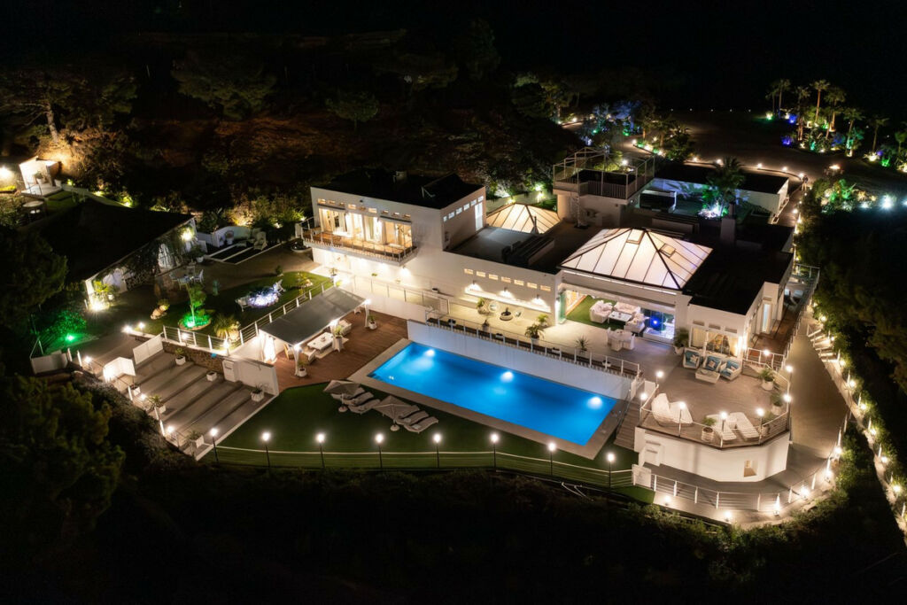 Detached Villa Estepona Málaga - image 2