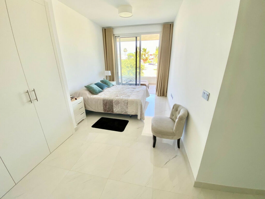 Middle Floor Apartment Estepona Málaga - image 2