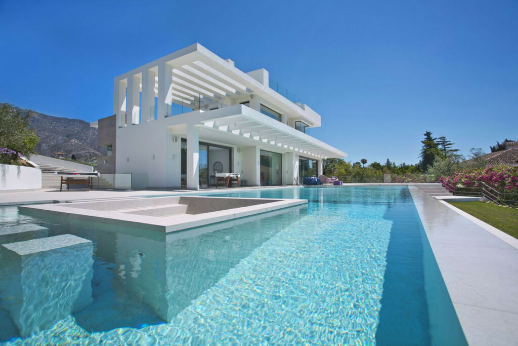 Detached Villa The Golden Mile Málaga - image 2
