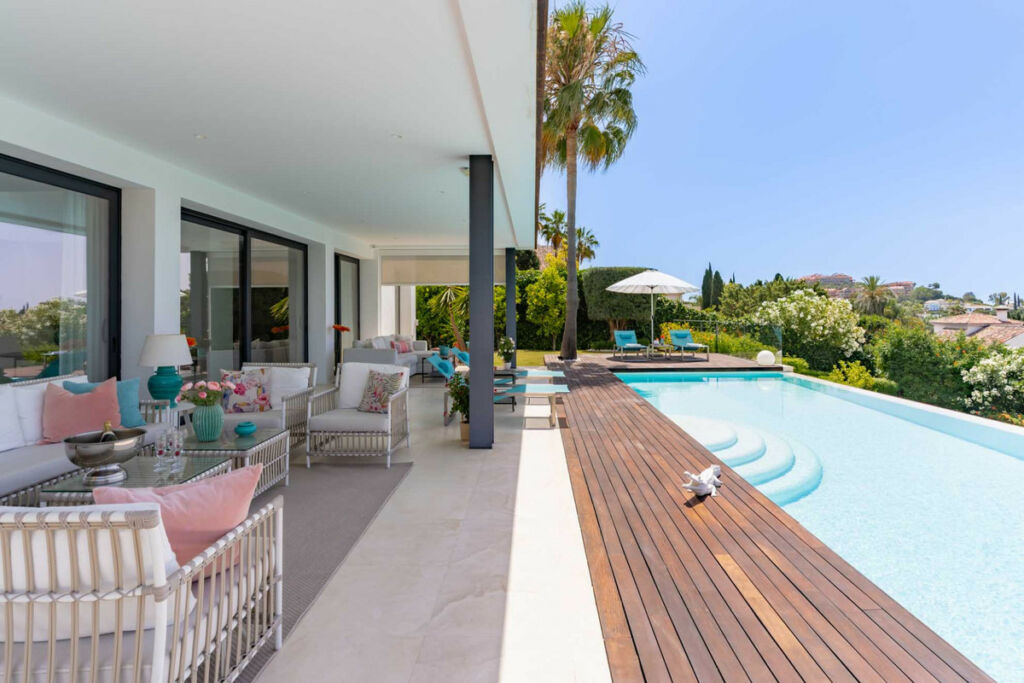 Detached Villa Nueva Andalucía Málaga - image 2