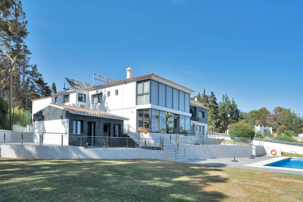 Detached Villa El Chaparral Málaga - image 2