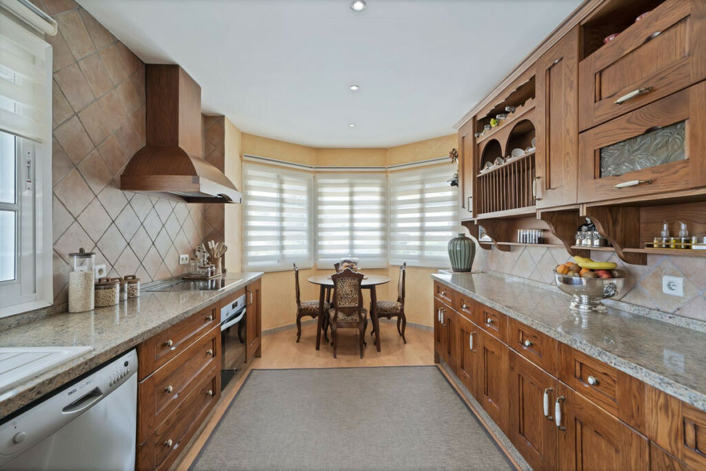 Detached Villa Estepona Málaga - image 20