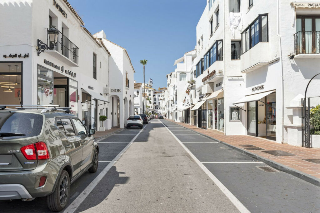 Middle Floor Apartment Puerto Banús Málaga - image 19