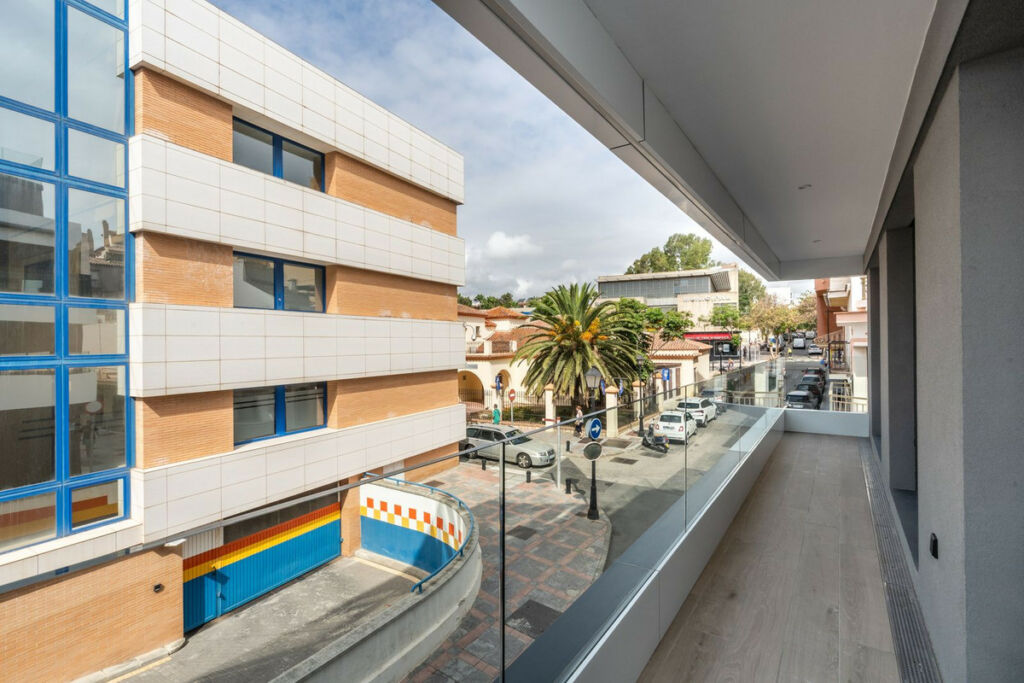 Middle Floor Apartment Fuengirola Málaga - image 5