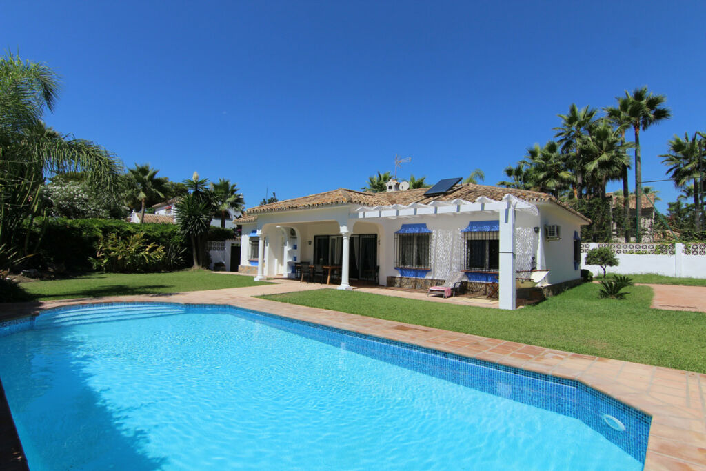 Detached Villa Estepona Málaga - image 20