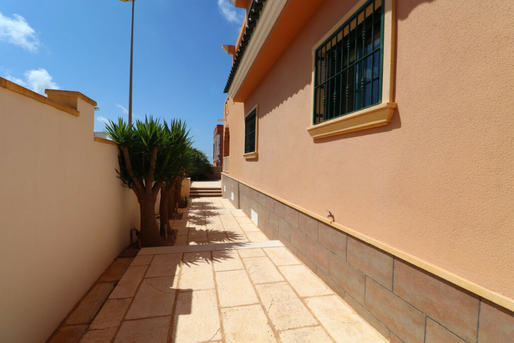 Detached Villa Ciudad Quesada Alicante - image 21