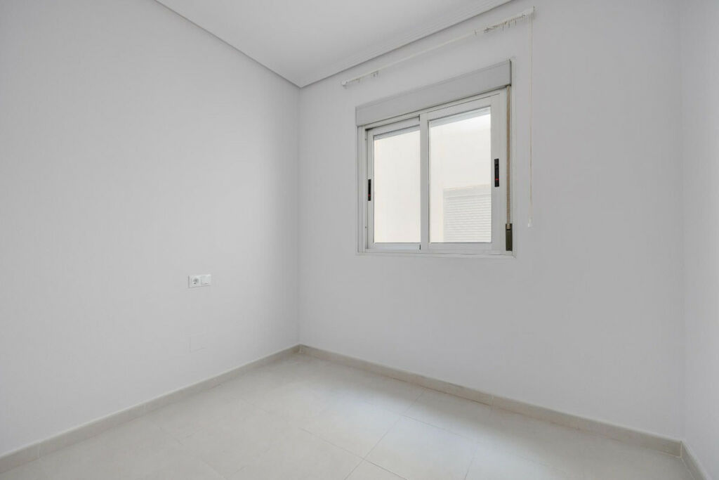 Middle Floor Apartment Torrevieja Alicante - image 21